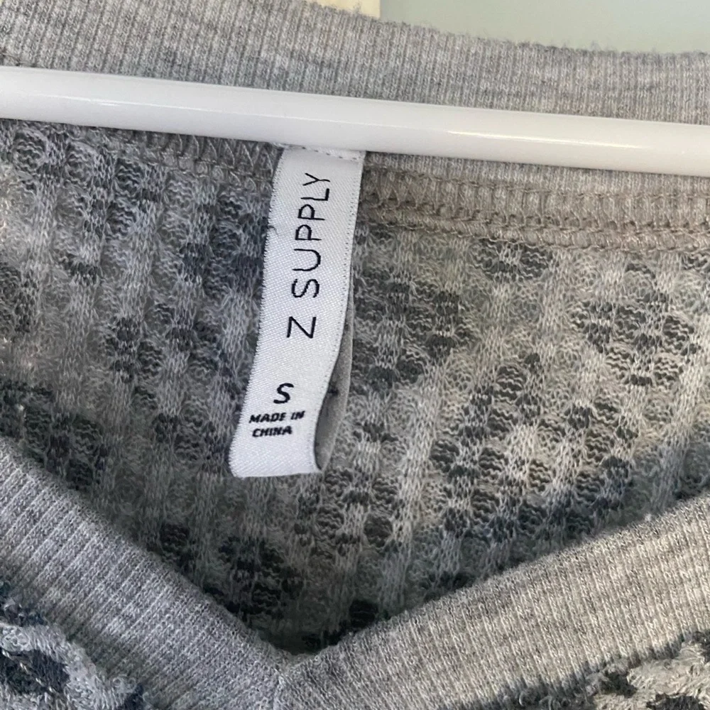 Women’s cotton blend pullover. Size small. - Picture 4 of 4